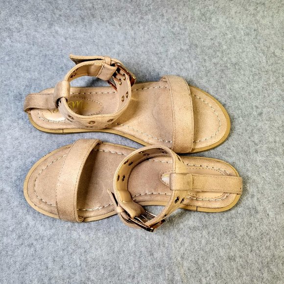 Nude Grommet Detailed Ankle Cuff Flat Sandal - Picture 7 of 9